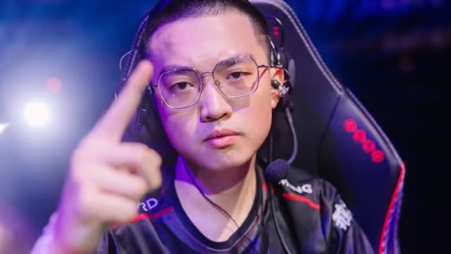 追星成功！EDG《无畏契约》选手康康晒出与GAI合影(追星成功的励志例子)