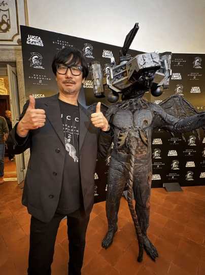 小岛晒和“异形”合影：看起来暂时不会被吃掉