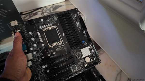 华擎“妖板”H610 Combo实物亮相：2槽DDR4与4槽DDR5的独特组合设计曝光！