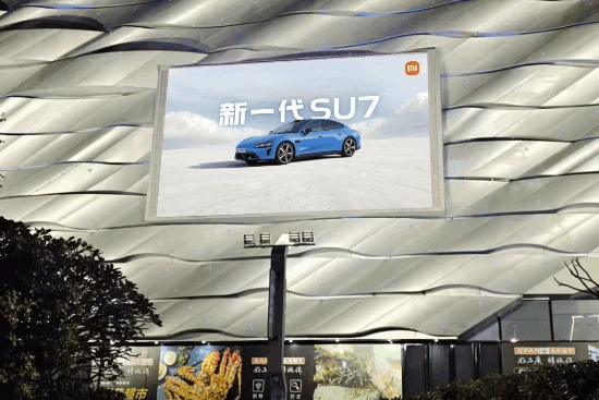 配置升级幅度惊人！全新小米SU7涨价1.4万后，预售仅半月订单量就接近10万(配置更新好吗)