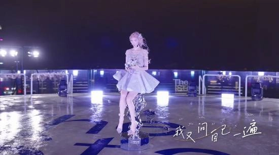 国产美女机器人空灵开嗓！面部表情活灵活现，外形动作与真人相差无几(国内美女机器人的售价)