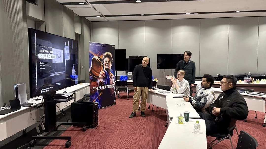 歌手威肯到访卡普空总部，提前玩到《生化危机9》，粉丝看了馋坏了(威肯维密秀演唱视频)